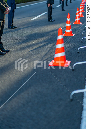 祝賀御列の儀　天皇陛下　皇后陛下　パレード　警察　規制　警備　バリケード　沿道　人混み　大勢 74270920