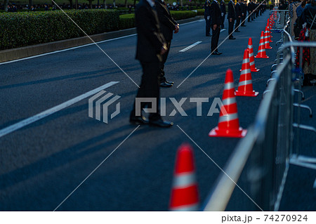 祝賀御列の儀　天皇陛下　皇后陛下　パレード　警察　規制　警備　バリケード　沿道　人混み　大勢 74270924