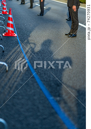 祝賀御列の儀　天皇陛下　皇后陛下　パレード　警察　規制　警備　バリケード　沿道　人混み　大勢 74270931