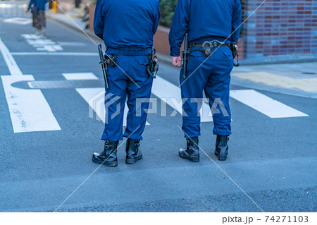 祝賀御列の儀　天皇陛下　皇后陛下　パレード　警察　規制　警備　バリケード　沿道　人混み　大勢 74271103
