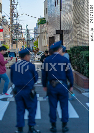 祝賀御列の儀 天皇陛下 皇后陛下 パレード 警察 規制 警備 バリケード 沿道 人混み 大勢 祝賀御列の儀 天皇陛下 皇后陛下 パレード 警察 規制 警備 バリケード 沿道 人混み 大勢 74271104