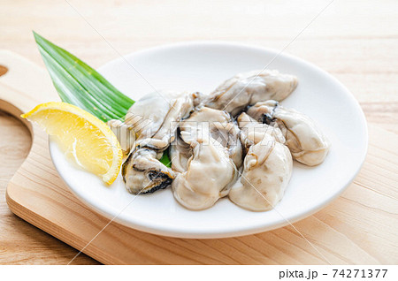殻から外した生の牡蠣 殻から外した生の牡蠣 74271377