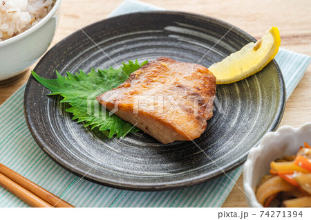 メカジキの漬け焼き 74271394