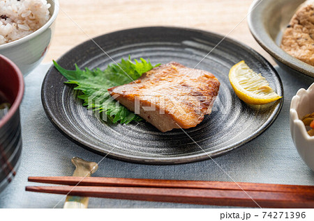 メカジキの漬け焼き メカジキの漬け焼き 74271396