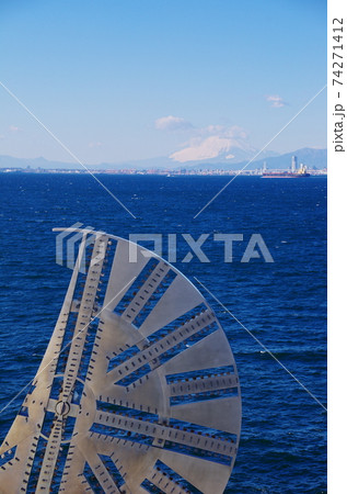 海ほたる　シールドマシンのカッターフェイスと富士山 74271412