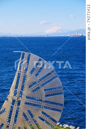 海ほたる　シールドマシンのカッターフェイスと富士山 74271413