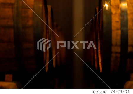 ウィスキー ウイスキー 樽 バレル 熟成庫 倉庫 熟成 アンティーク お酒 酒 嗜好品 アルコール ウィスキー ウイスキー 樽 バレル 熟成庫 倉庫 熟成 アンティーク お酒 酒 嗜好品 アルコール 74271431