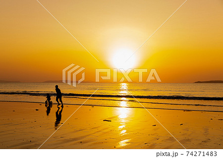 夕陽と海を背景にした親子1 74271483