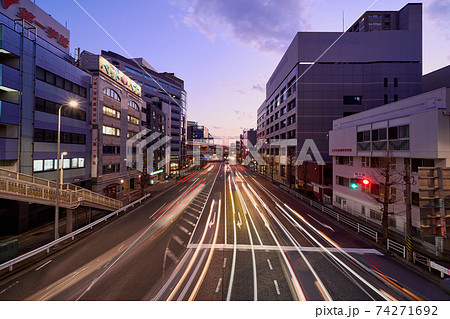 横浜駅付近の国道1号の夕景 横浜駅付近の国道1号の夕景 74271692