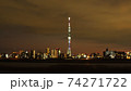 東京の街に悠然と立つ電波塔世界一の高さを誇る東京スカイツリーの夕暮れの風景 74271722