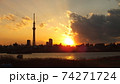 東京の街に悠然と立つ電波塔世界一の高さを誇る東京スカイツリーの夕暮れの風景 74271724