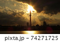 東京の街に悠然と立つ電波塔世界一の高さを誇る東京スカイツリーの夕暮れの風景 74271725