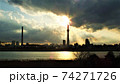 東京の街に悠然と立つ電波塔世界一の高さを誇る東京スカイツリーの夕暮れの風景 74271726