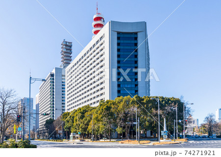 「東京都」警視庁庁舎と快晴の青空 「東京都」警視庁庁舎と快晴の青空 74271921