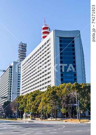 「東京都」警視庁庁舎と快晴の青空 「東京都」警視庁庁舎と快晴の青空 74271923