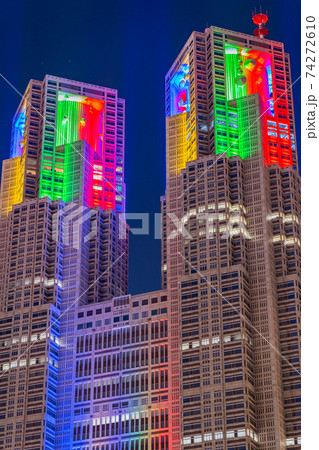東京オリンピック 東京都 都庁 夜 虹色 ライトアップ 夜景 高層ビル 構造物 鉄骨 コンクリート 東京オリンピック 東京都 都庁 夜 虹色 ライトアップ 夜景 高層ビル 構造物 鉄骨 コンクリート 74272610