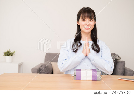 お弁当を食べる前に頂きますをする女性 74275330