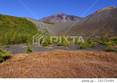 宝永第三火口より望む富士山 宝永第三火口より望む富士山 74275494