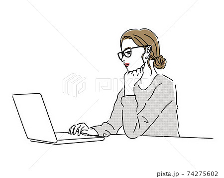 メガネをかけてパソコンを見る女性01 74275602