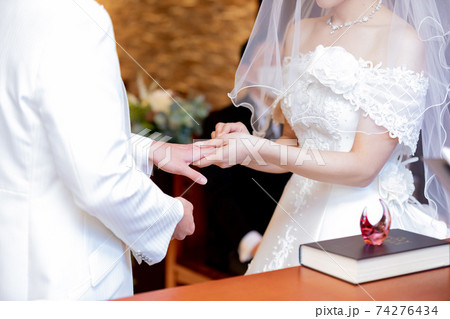 チャペル　新郎　新婦　指輪の交換 74276434