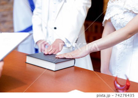 チャペル　新郎　新婦 誓い 74276435