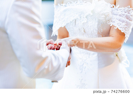 チャペル　新郎　新婦　指輪の交換 74276600