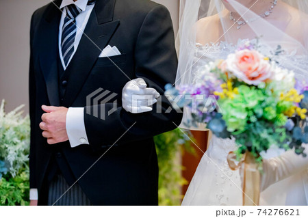 チャペル 父 新婦 新郎へ引き渡し チャペル 父 新婦 新郎へ引き渡し 74276621