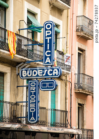 スペインバルセロナ郊外の町タラゴナの街並み 薄茶色の壁の建物とスペイン語の看板 スペインバルセロナ郊外の町タラゴナの街並み 薄茶色の壁の建物とスペイン語の看板 74278937