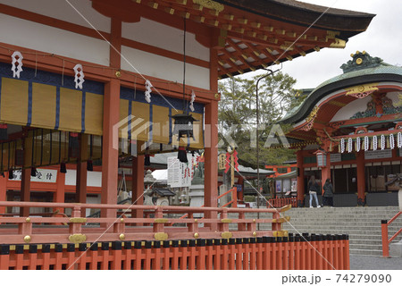 伏見稲荷 外拝殿と内拝殿 伏見稲荷 外拝殿と内拝殿 74279090