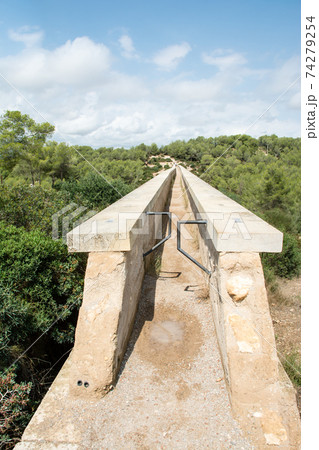 スペインバルセロナ郊外の町タラゴナにあるラス・ファレラス水道橋 74279254