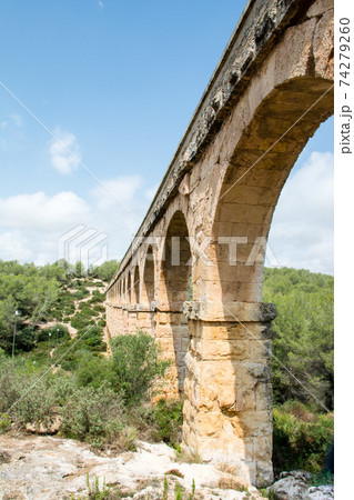 スペインバルセロナ郊外の町タラゴナにあるラス・ファレラス水道橋 74279260
