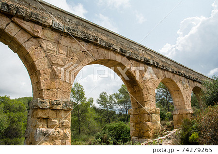 スペインバルセロナ郊外の町タラゴナにあるラス・ファレラス水道橋 74279265