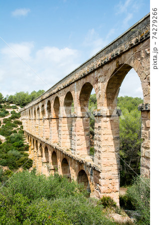 スペインバルセロナ郊外の町タラゴナにあるラス・ファレラス水道橋 スペインバルセロナ郊外の町タラゴナにあるラス・ファレラス水道橋 74279266