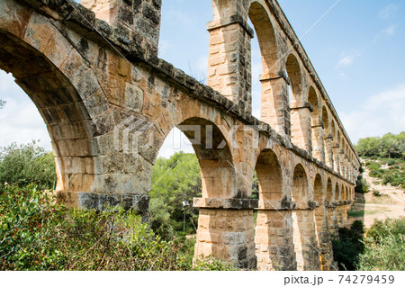 スペインバルセロナ郊外の町タラゴナにあるラス・ファレラス水道橋 74279459