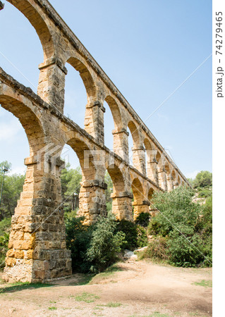 スペインバルセロナ郊外の町タラゴナにあるラス・ファレラス水道橋 74279465