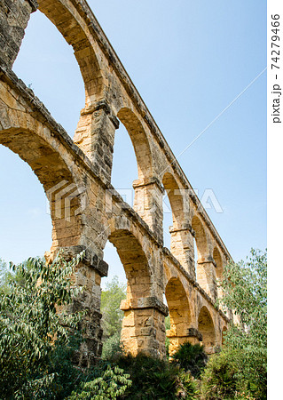 スペインバルセロナ郊外の町タラゴナにあるラス・ファレラス水道橋 スペインバルセロナ郊外の町タラゴナにあるラス・ファレラス水道橋 74279466