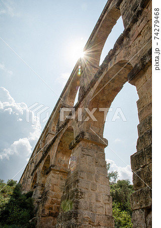 スペインバルセロナ郊外の町タラゴナにあるラス・ファレラス水道橋 74279468