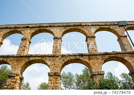 スペインバルセロナ郊外の町タラゴナにあるラス・ファレラス水道橋 スペインバルセロナ郊外の町タラゴナにあるラス・ファレラス水道橋 74279470