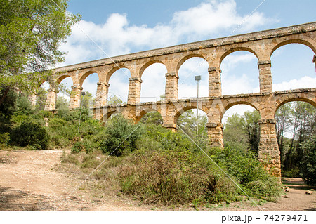 スペインバルセロナ郊外の町タラゴナにあるラス・ファレラス水道橋 74279471