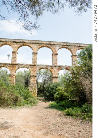 スペインバルセロナ郊外の町タラゴナにあるラス・ファレラス水道橋 74279472