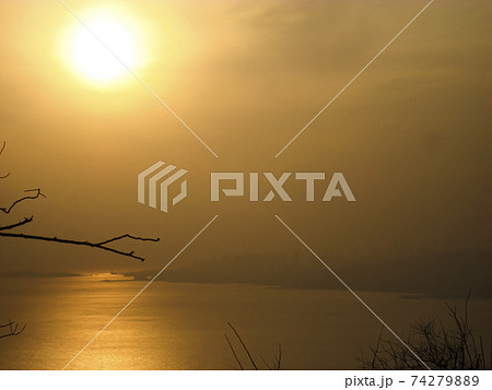 中国山東省 青島の夕日 / Qingdao, Shandong, China 74279889