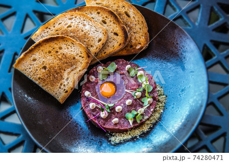 Beef tartare with crispy toast Beef tartare with crispy toast 74280471