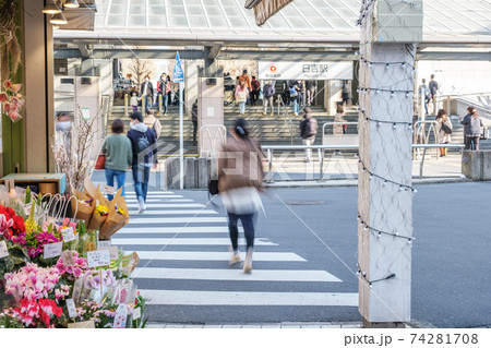 都市風景 日吉駅西口前の人通り 神奈川県横浜市日吉 都市風景 日吉駅西口前の人通り 神奈川県横浜市日吉 74281708