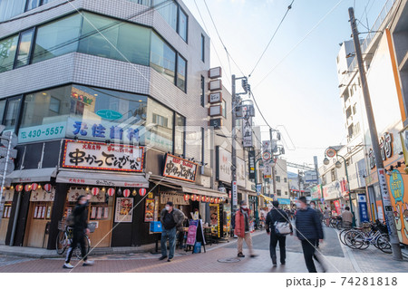 都市風景　元住吉駅前の商店街と人通り　神奈川県川崎市中原区 74281818