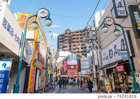 都市風景 元住吉駅前の商店街と人通り 神奈川県川崎市中原区 都市風景 元住吉駅前の商店街と人通り 神奈川県川崎市中原区 74281819