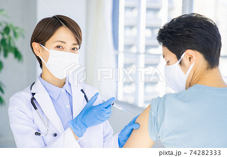 ワクチンを刺す医者 74282333
