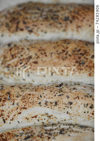 Oregano garlic bread 74285906