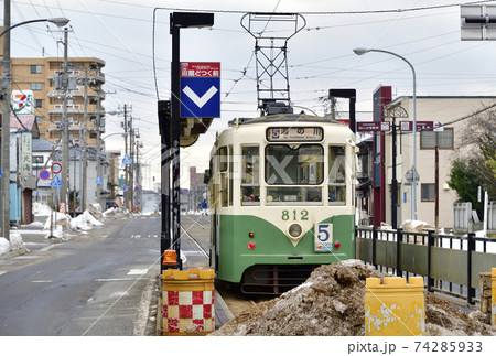北海道函館市で函館ドック前停留所に停車中の電車の風景を撮影 北海道函館市で函館ドック前停留所に停車中の電車の風景を撮影 74285933