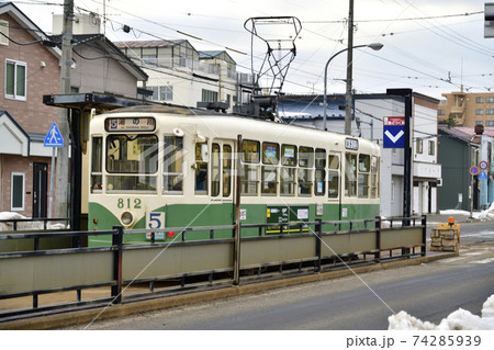 北海道函館市で函館ドック前停留所に停車中の電車の風景を撮影 北海道函館市で函館ドック前停留所に停車中の電車の風景を撮影 74285939