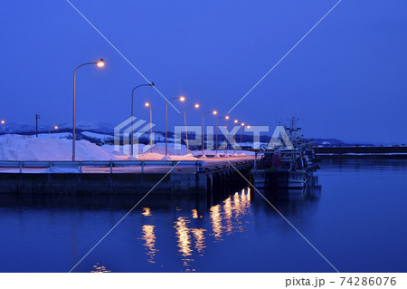 冬の北海道八雲町山崎漁港で朝の雪景色の風景を撮影 74286076